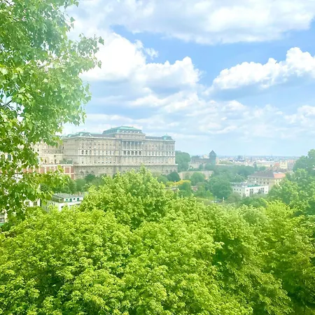 Breathtaking View Apartmant Opposite The Castle